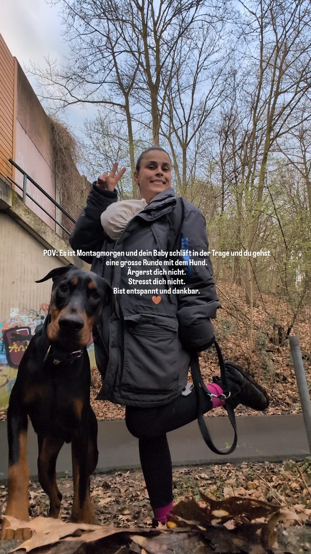 Montagmorgen, Baby schläft friedlich in der Trage,