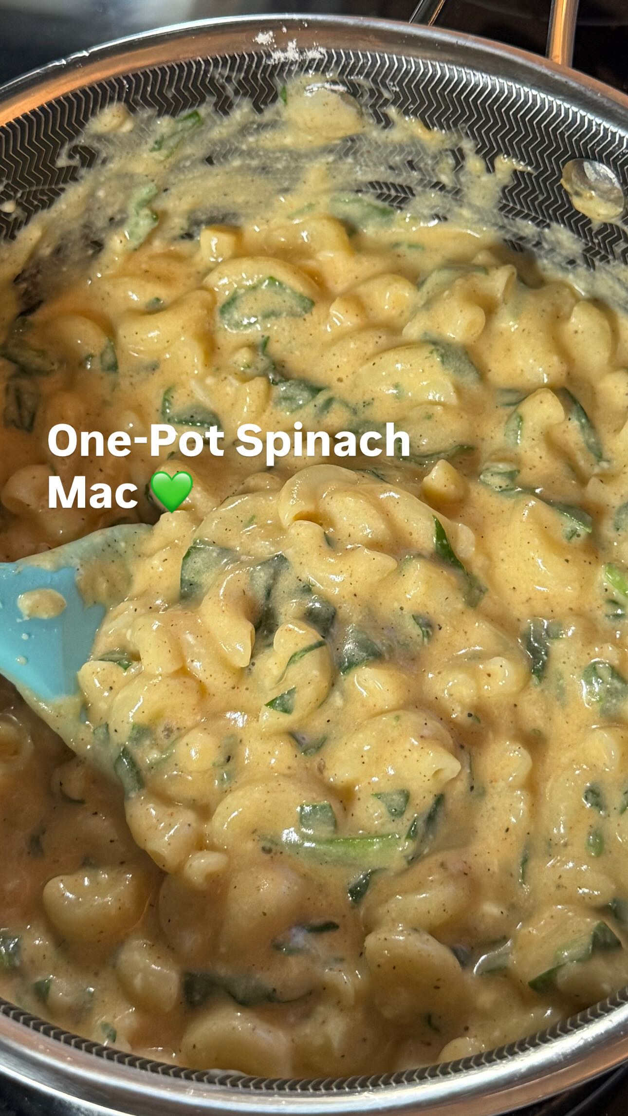 When that Costco size spinach is about to die, use it for this ONE-POT Mac n’ Cheese 🧀💚 

*125g (1