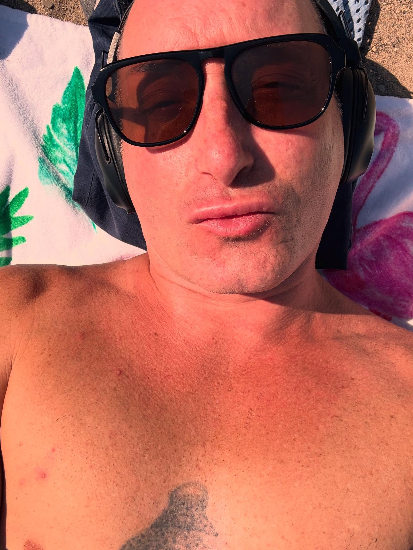 Happy Place ! Sun, sand , water ! I’m in ! 🏝️☀️🌊
.
.
.
.
.
#gayguys #men #fun #gaytoronto #toronto