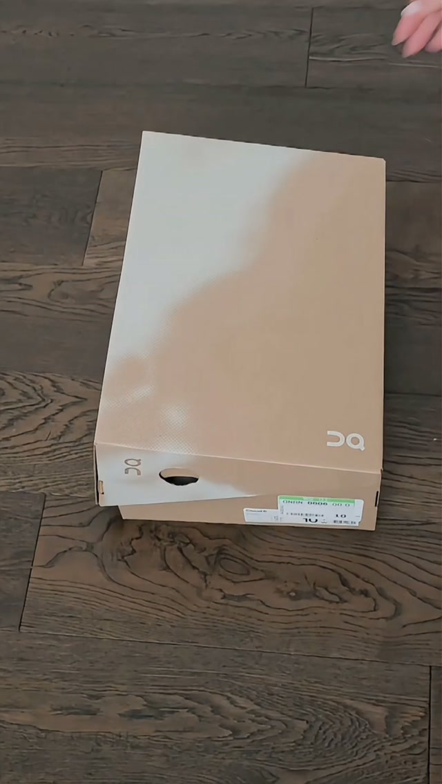 Unbox my new shoes with me. I love how clean and s